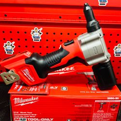 Milwaukee M12 12-Volt Lithium-Ion Cordless Rivet Tool (Tool-Only)