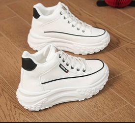 Tenis nuevo$10