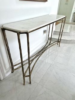BEAUTIFUL ENTRANCE TABLE