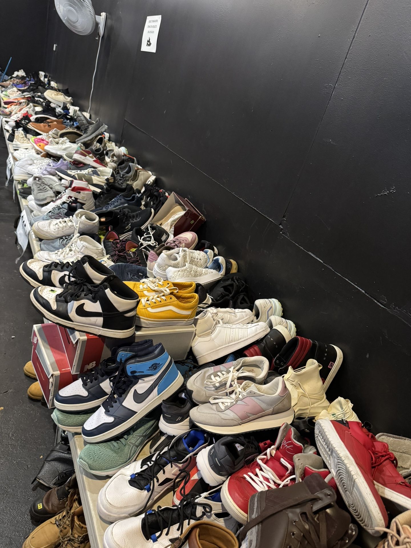 Second-hand store with lots of sneakers, winter clothing and summer clothing all year!