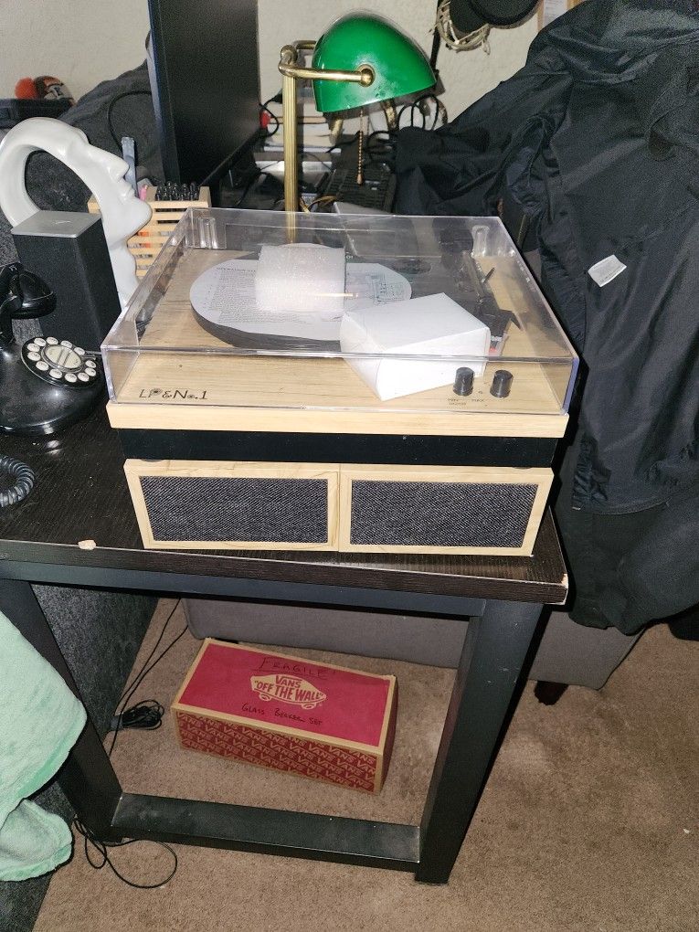 RECORD PLAYER W/ BLUETOOTH