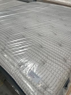 King size Simmons Beautyrest 14" pillowtop plush mattress