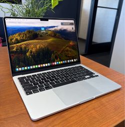 2024 MacBook Air / Silver / 8GB / 13-inch / 256GB