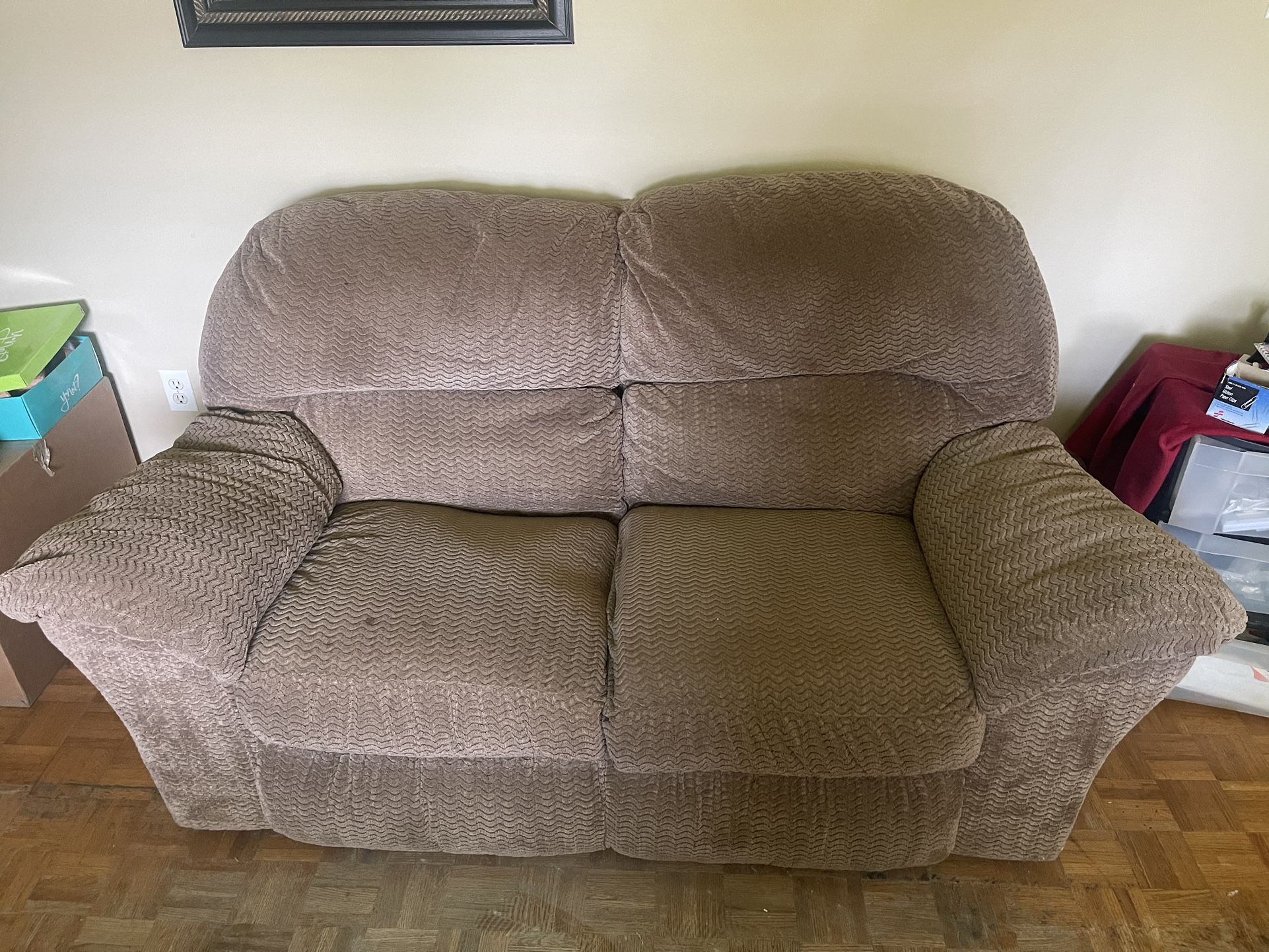 Super Comfortable Loveseat Recliner / Loveseat for Sale in Gulfport, MS