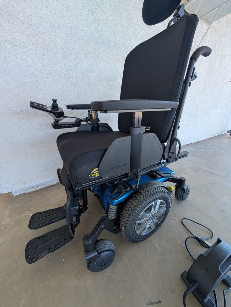 Quantum J4E Powered Chair