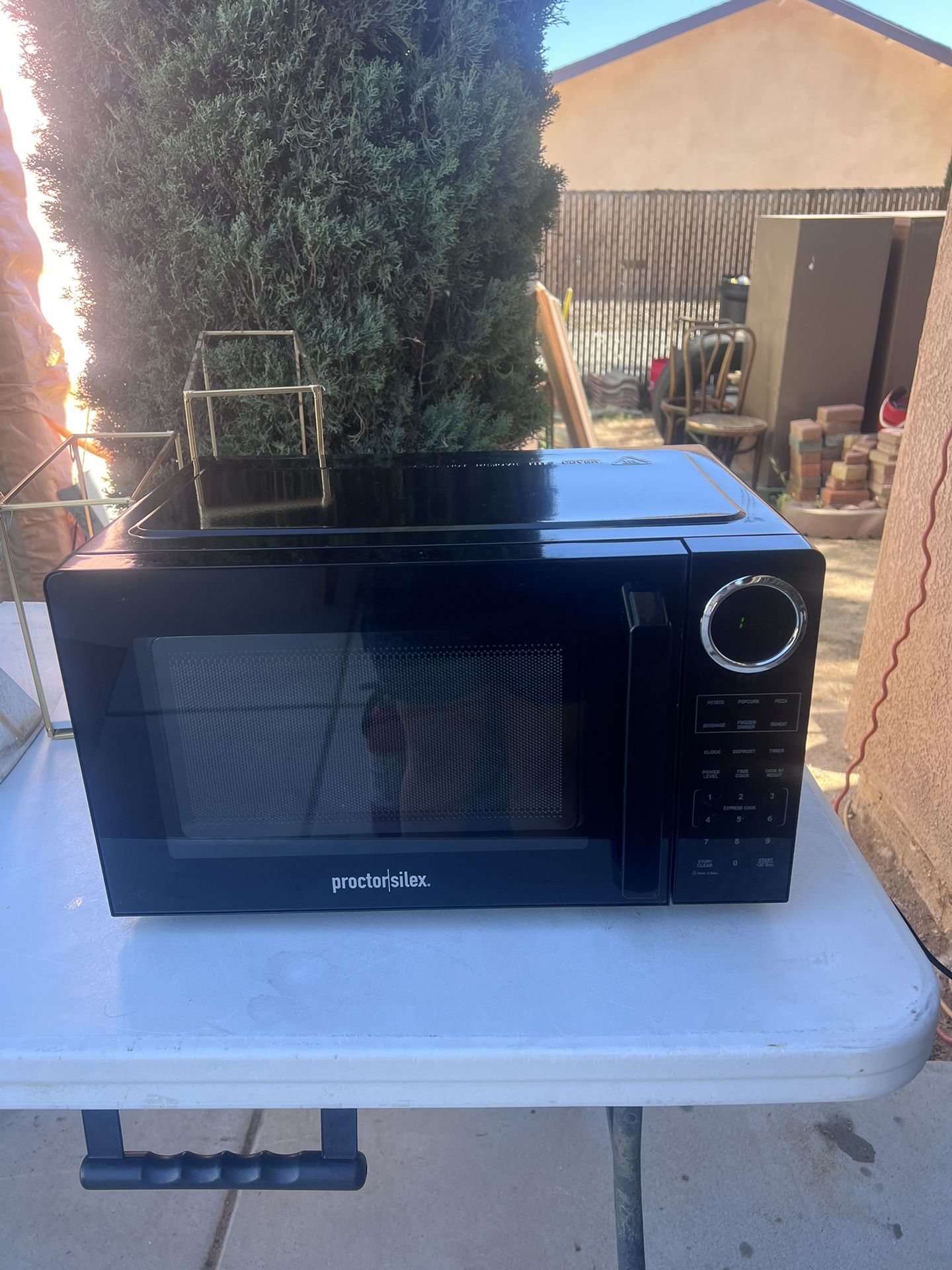 Proctor Silex 0.9 cu ft 900 Watt Microwave!
