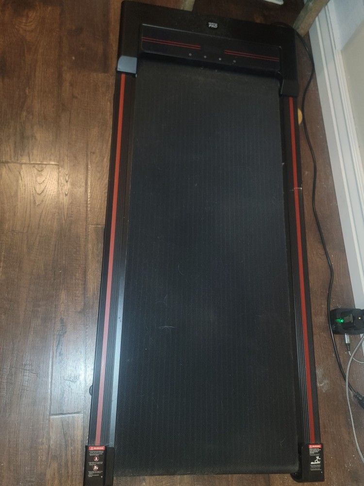 Treadmill small spaces comes with remote