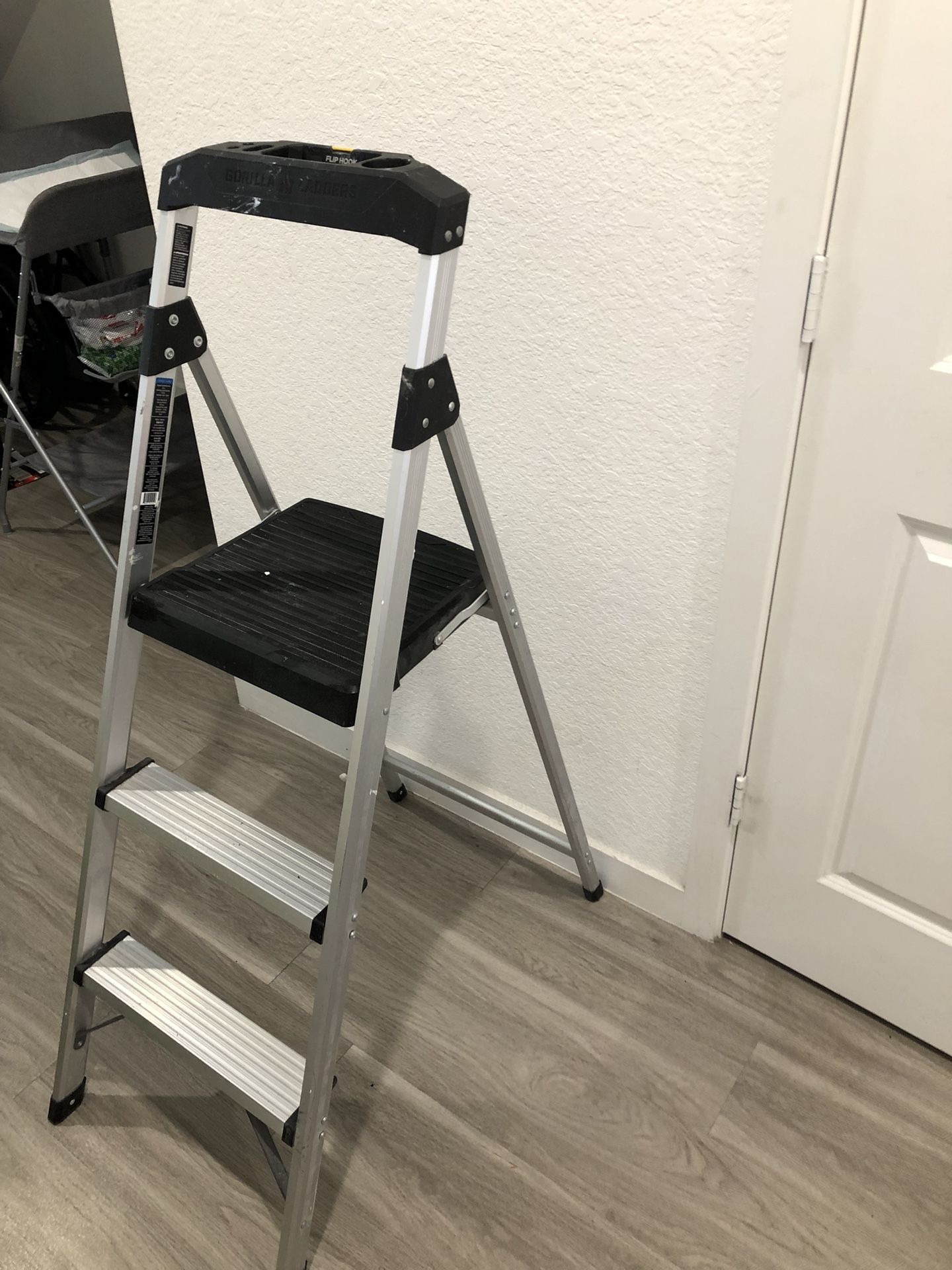 Nice Gorilla 4’ Ladder LIGHT
