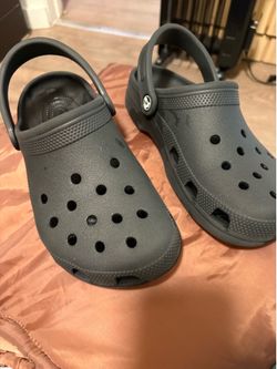 Crocs size 8W/6M