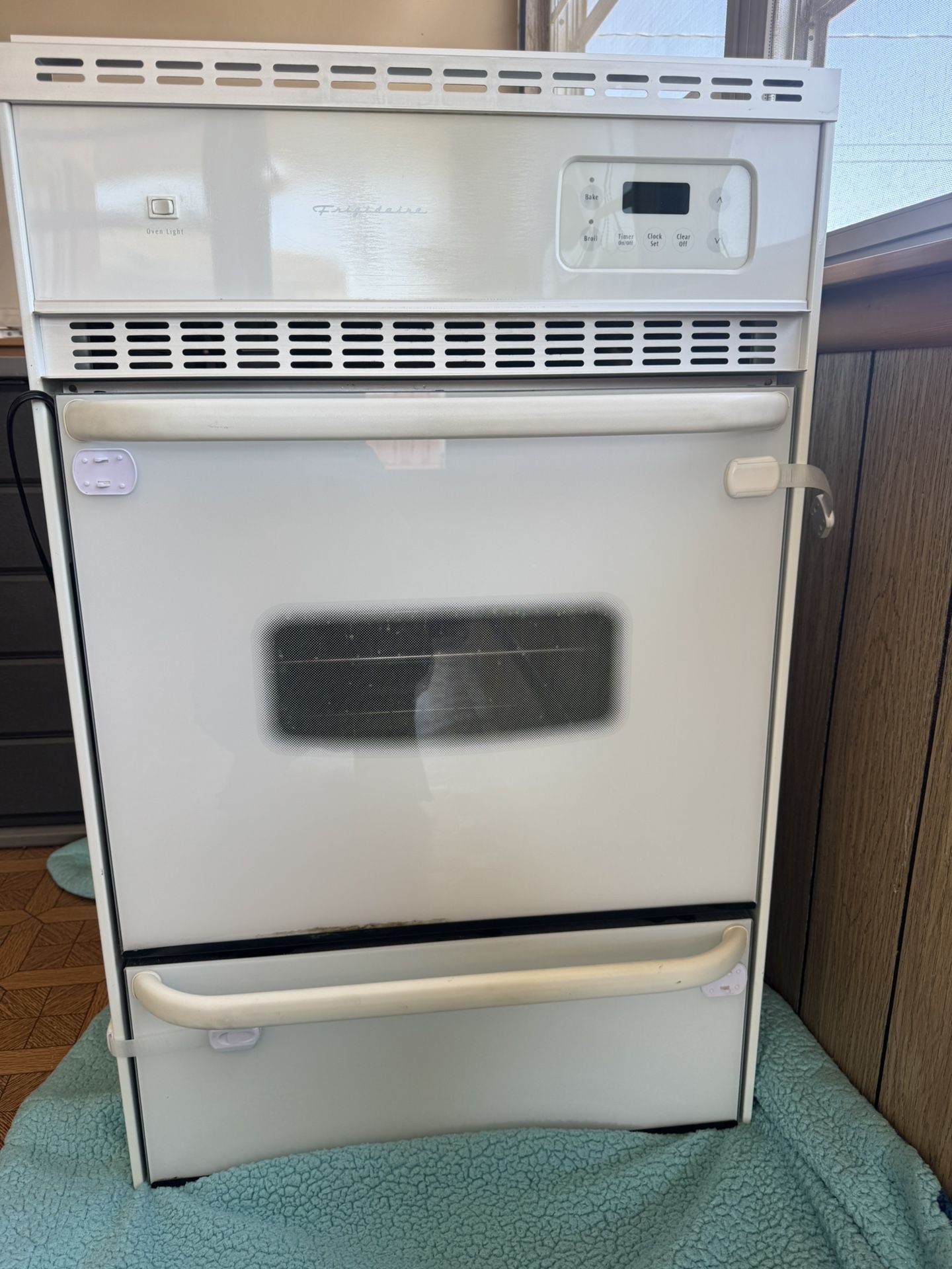 Frigidaire Wall Oven, White, gas, 24 Inches
