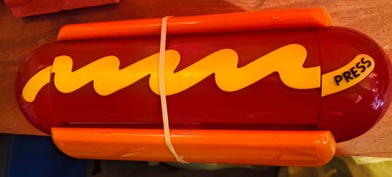 Hot dog condiment holder