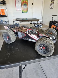 Red Cat 1/6 Machete 6S Brushless Electric Monster Truck, Black