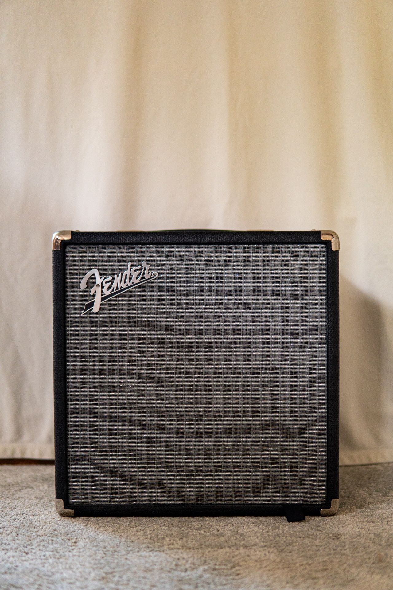 Fender Rumble 25 (8“ speaker, 14.76 x 19.68 x 19.1 inches)