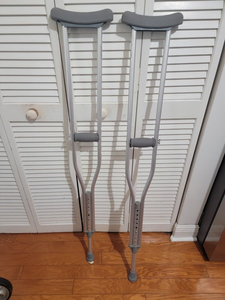 Aluminum Crutches/Muletas de Aluminio