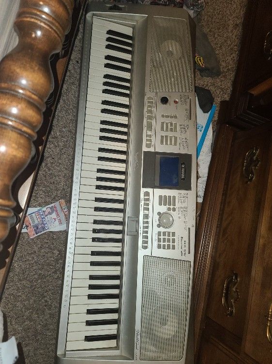 Yamaha Portable Grand DGX-305 Electronic Keyboard $70 - Used