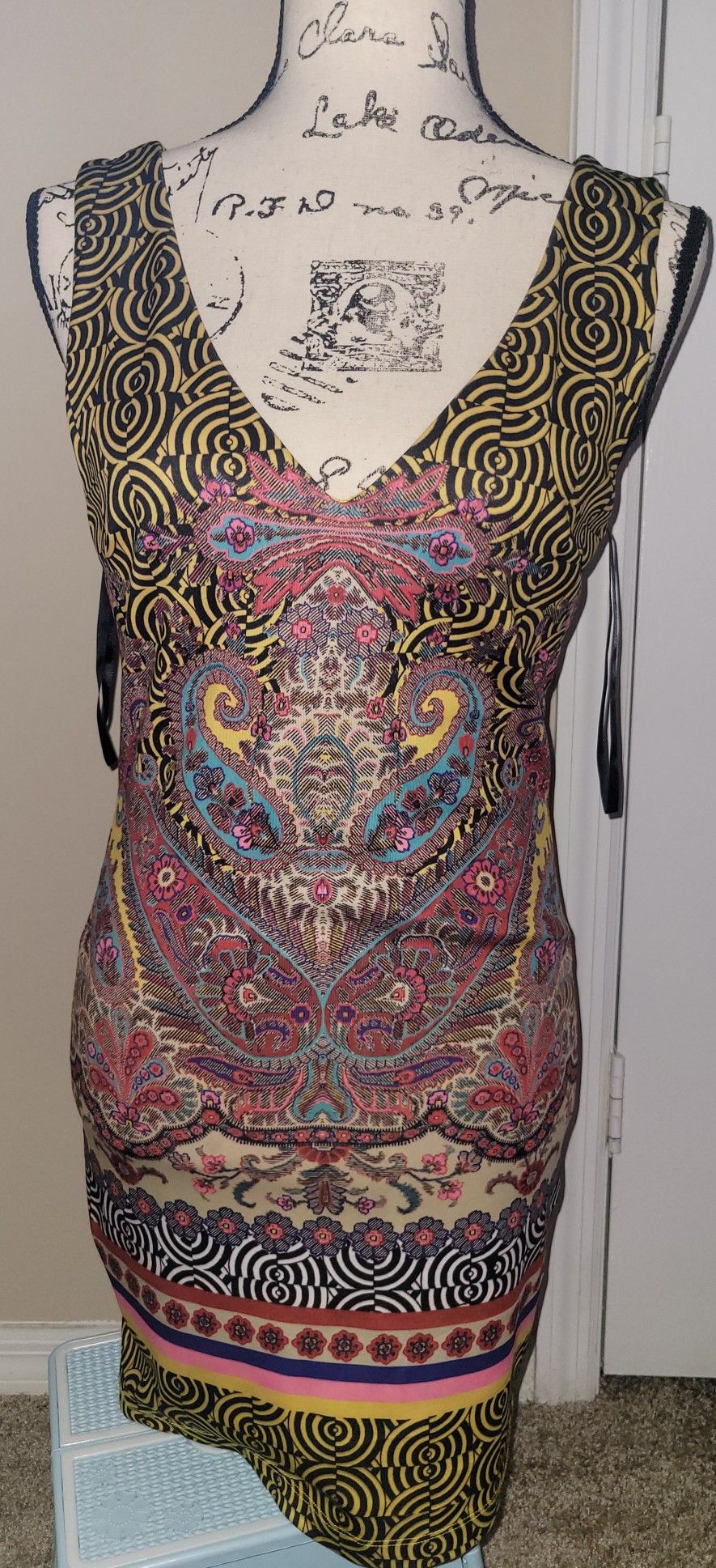 Bebe Dress Women's Small V Neck geometric Dress Yellow