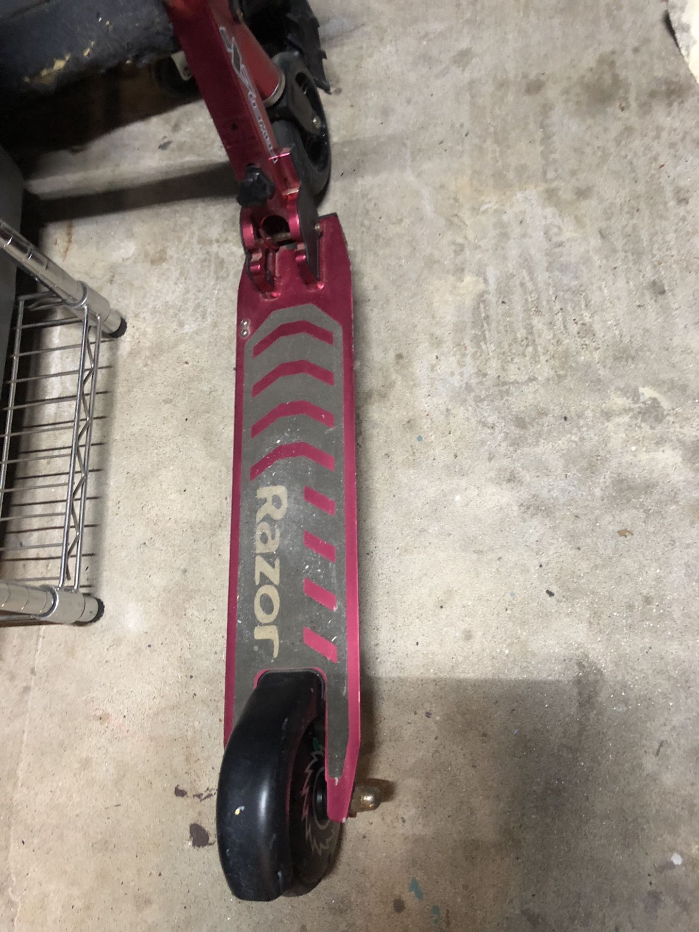 Electric razor scooter