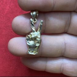 10k Gold Peace ✌️ Pendant 1.7 Grams 