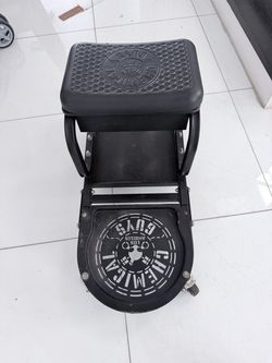 Chair for car detailing with wheels