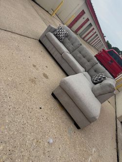 Selling this beautiful sofa set