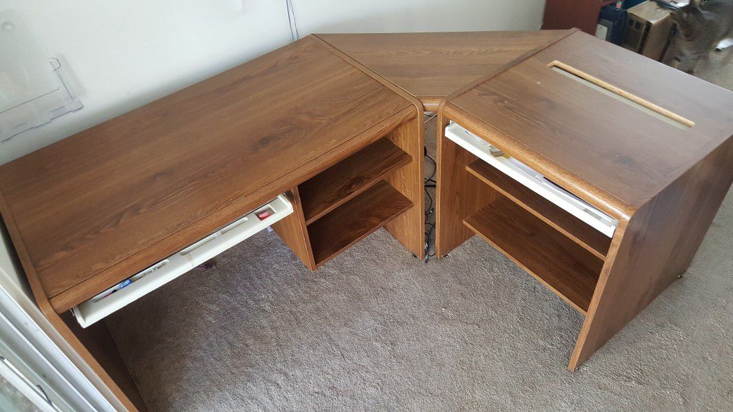 L-Shaped Office Desk 3pces. Can be use in 2 separate desks