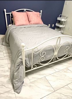 Full bed (with bed frame and mattress)
