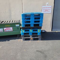 FREE PLASTIC PALLETS