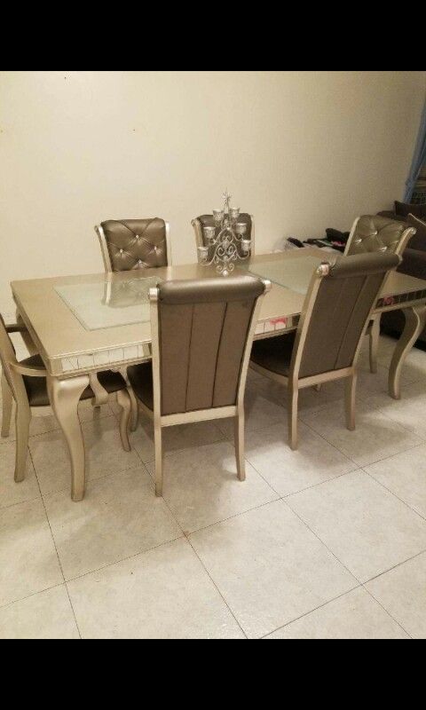 Dinning room table with chair