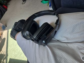 Logitech G935 7.1 Surround RBG Wireless Gaming Headset w/ Mic