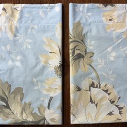 Pottery Barn 100%Cotton Light Blue/Beige Floral 2 Standard Pillow Shams.