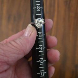 SILVER GORGEOUS 2 CT MOISSANITE RING IN A SIZE 7.