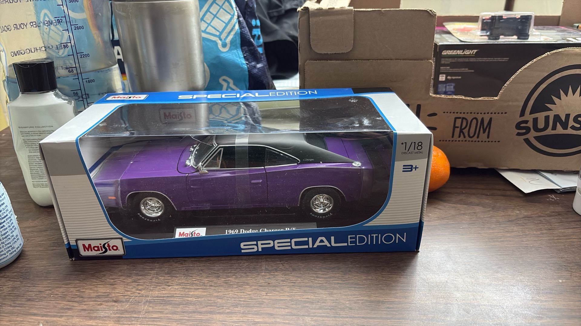 1969 Dodge Charger R/T Purple 1 18 Maisto Special Edition Diecast Car Model 27