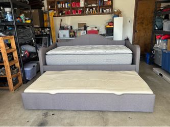 Daybed with trundle and mattresses