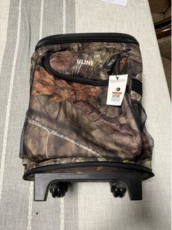 Brand New Mossy Oak Camo Rolling Cooler with Pull Handle Holds 30 Cans