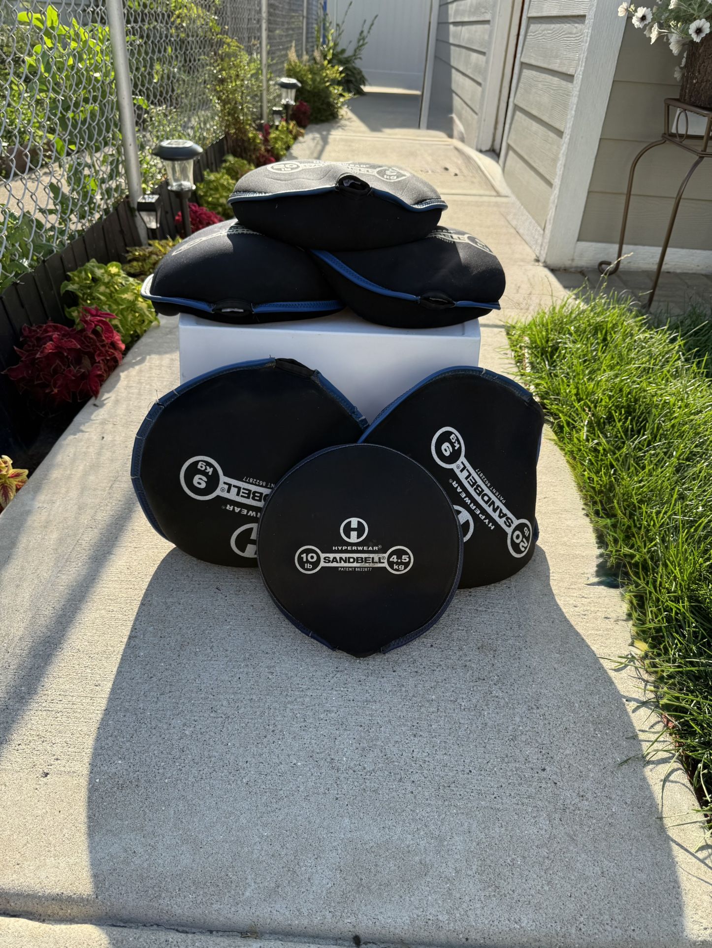 SET SIX HYPERWEAR SANDBELL BAG WEIGHTS. (5) UNITS ARE 20LBS ABD (1) UNIT IS 10 LBS. $100.00 OR BEST OFFER. 