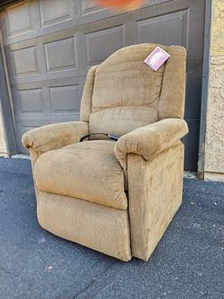 LAZY BOY POWER LIFT RECLINER CHAIR