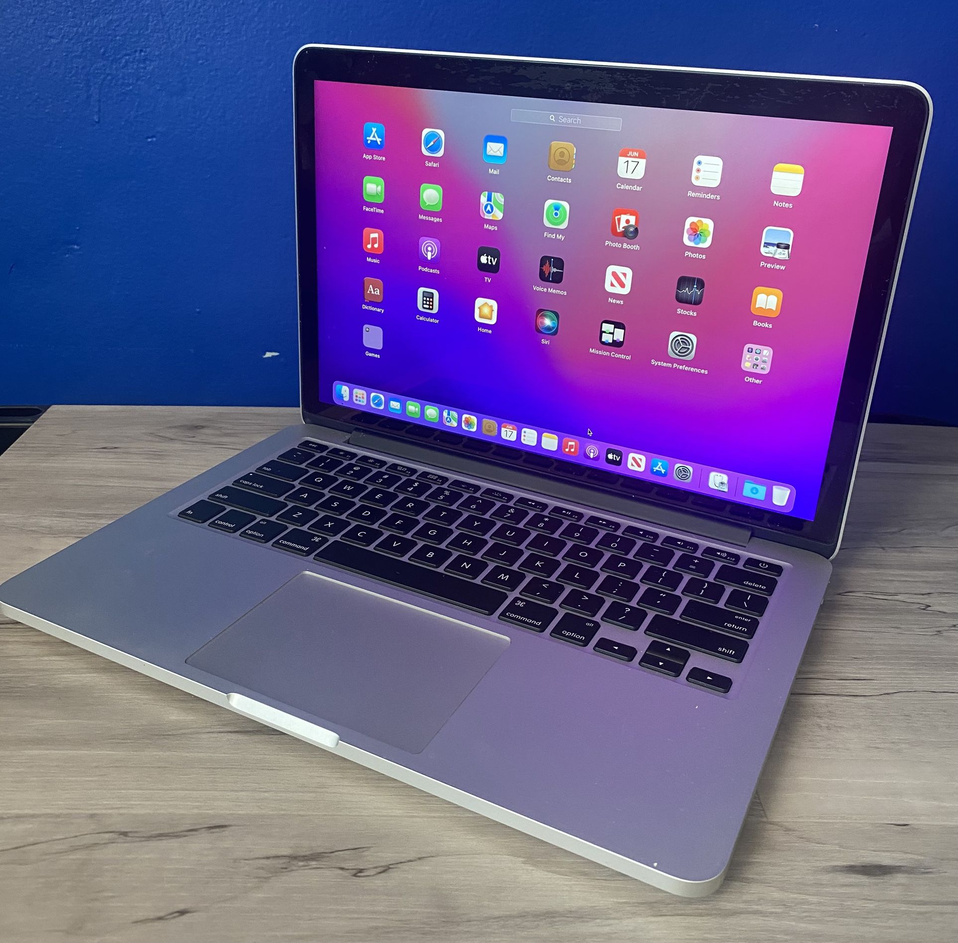 2015 Apple MacBook Pro 13 inch / Dual Core i5/ 8 GB / 128GB SSD. MacOS Monetary