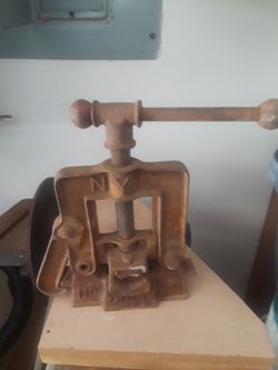 Vintage pipe vise by nye