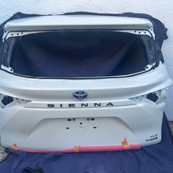 2021– Toyota Sienna tailgate