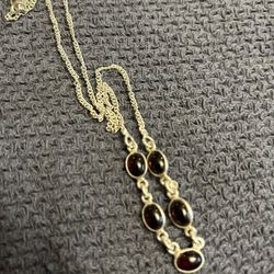 Woman stealing silver 925 necklace 