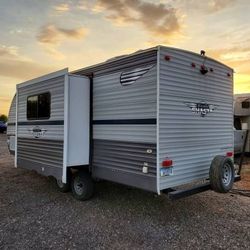 2019 Shasta 23ft trailer w slideout 4500lbs