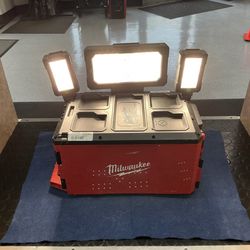 Milwaukee PACKOUT Light/Charger (2357-20)