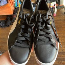 PUMAS MENS SIZE 10
