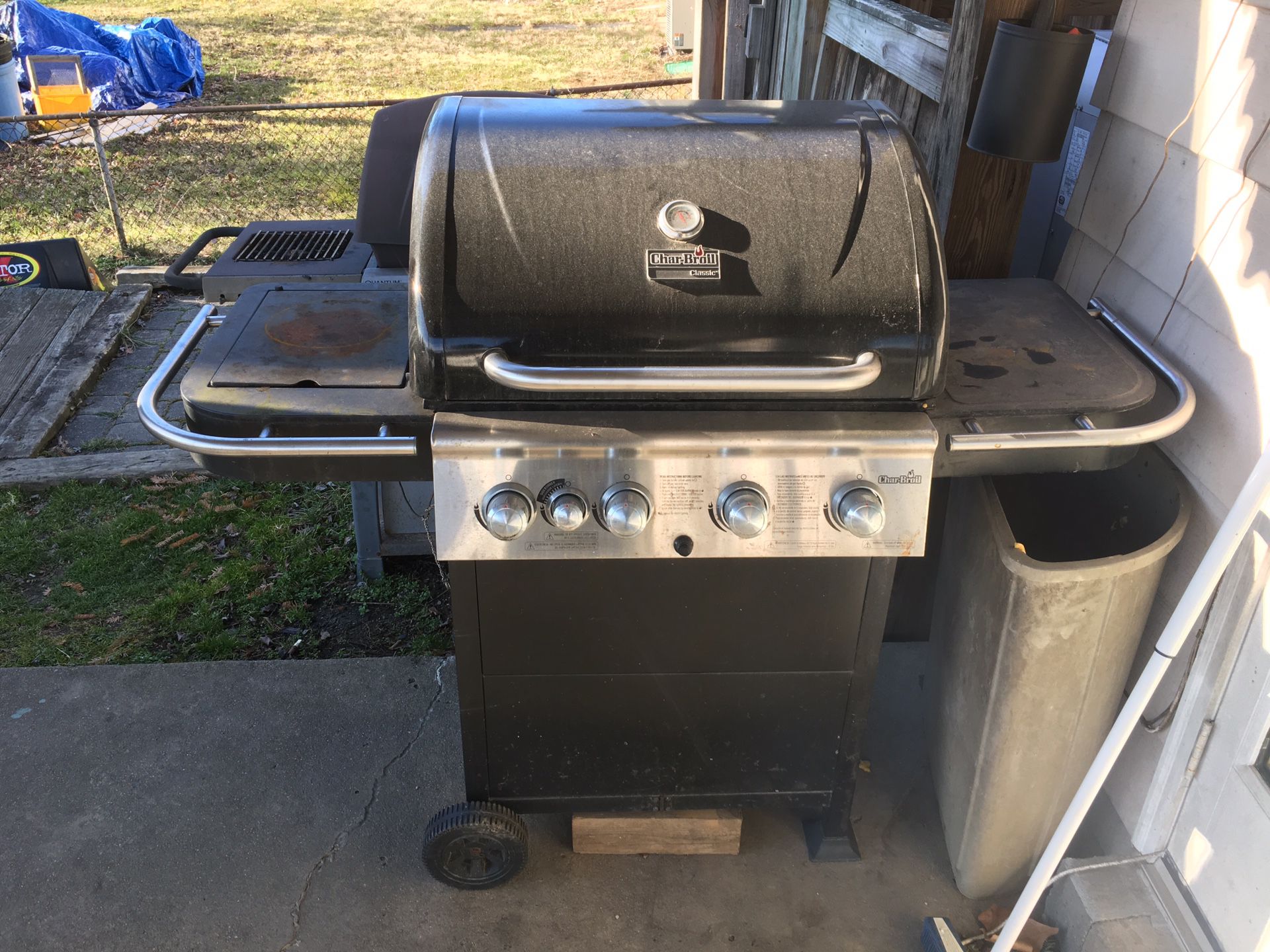 Propane charbroil grill