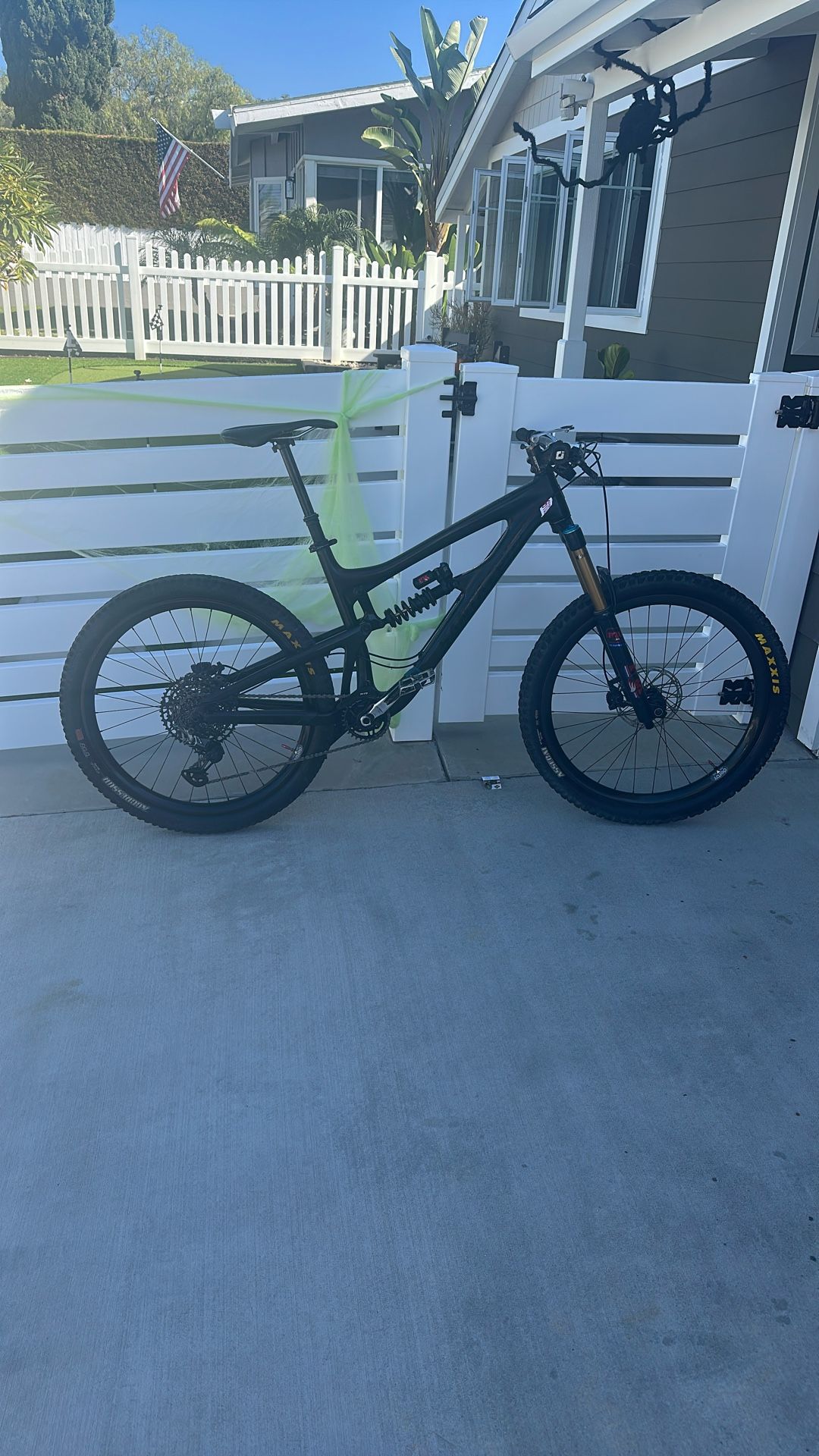 Santa Cruz nomad carbon fiber 27.5 size large very well-maintained. Just got serviced at bike shop 12 speed XDR with Fox 150 drop per po drop per post
