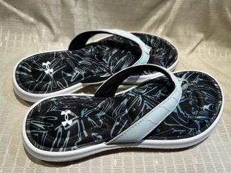 Under Armour white and black cushioned sandals size 6