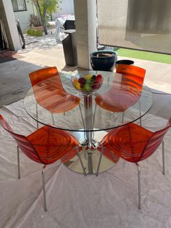 Copenhagen round dining table with acrylic chairs