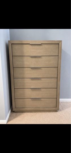 Light Greige Oak 6-Drawer Dresser — Like New!