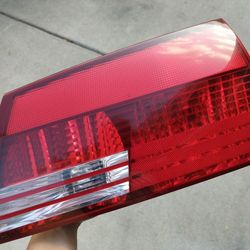 OEM Tail Light — 2004–2005 Toyota Sienna — Passenger Side (Right) — Excellent Condition