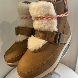 UGG Women's Classic Weather Hiker Snow Boot Brand new Size 5.5